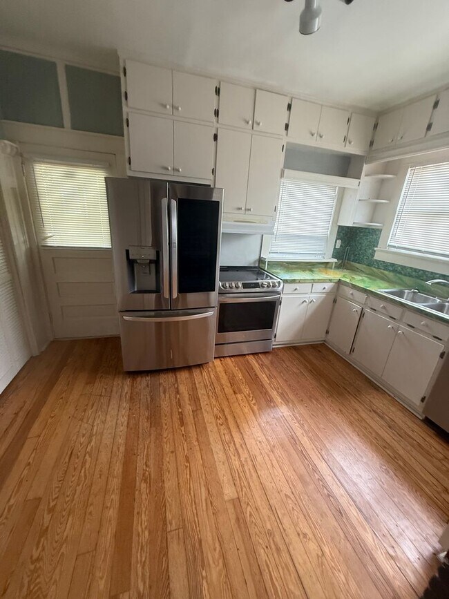 Building Photo - 3 Bed/1 Bath Home with Cellar