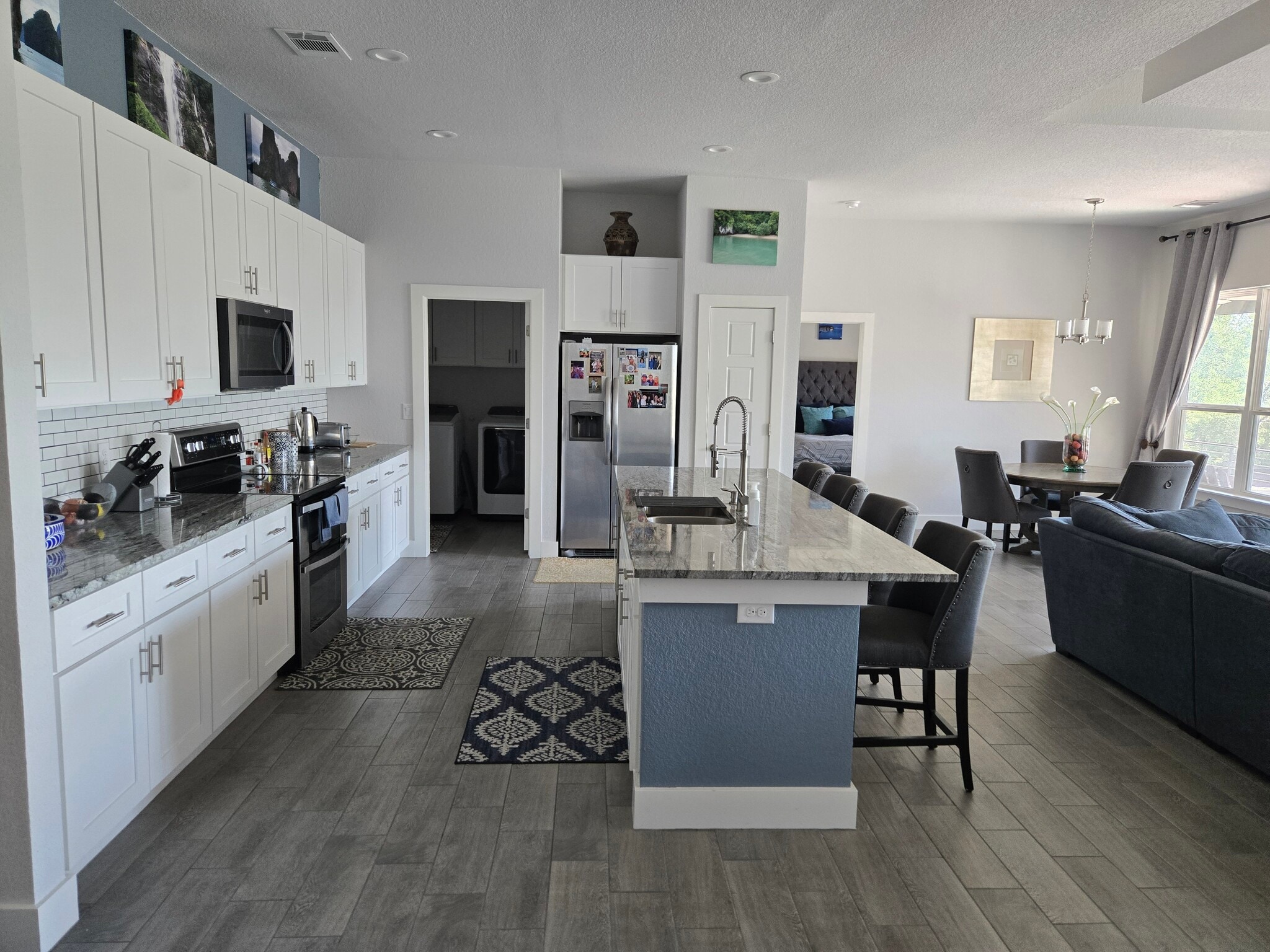 Open kitchen, excellent for entertaining - 18605 Masters Cv