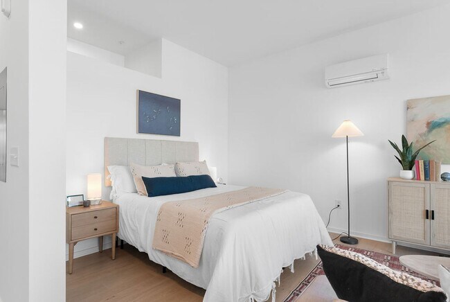 Building Photo - Modern downtown condo studio with private balcony & parking space.