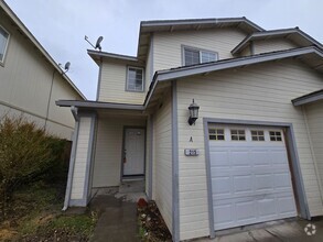 Building Photo - Updated 3-Bedroom Townhome in Dayton – Mov...