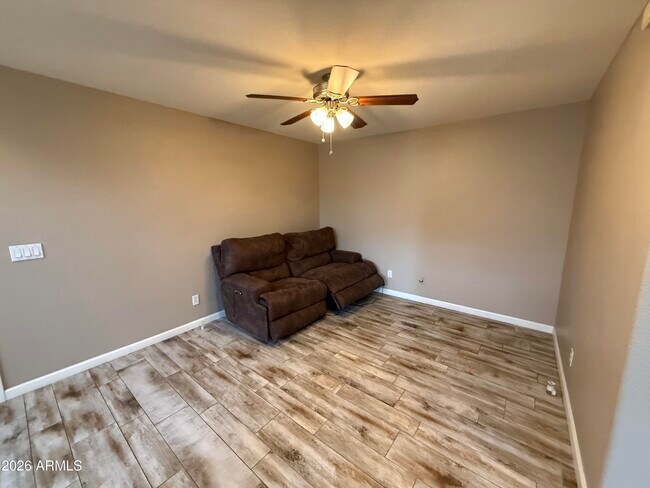 Building Photo - 1011 E Redwood Dr