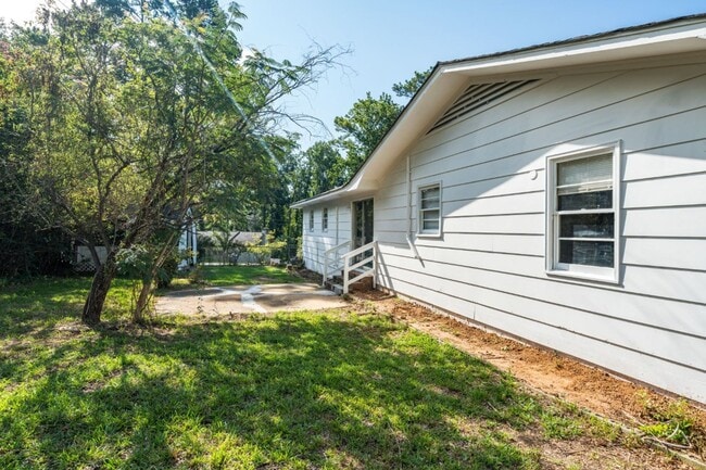 Building Photo - Comfort & Convenience in Northport – 4BR H...