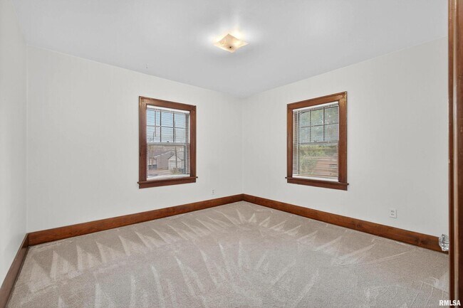 Building Photo - 318 W Columbia Ave