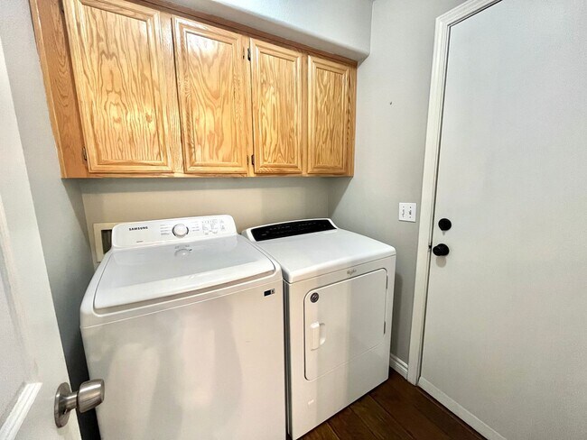 Building Photo - **$800 OFF MOVE IN BY 12/12/25**Spacious 3 Bedroom, 2.5 Bath Home with No HOA and Modern Finishes