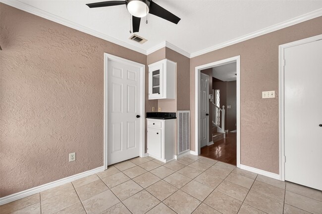Building Photo - 4003 W Valley Dr