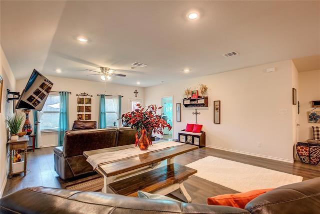 Building Photo - 1004 Basswood Ln