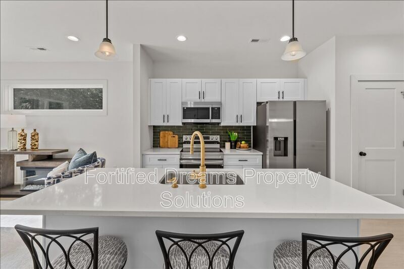 Building Photo - 210 S Carter St