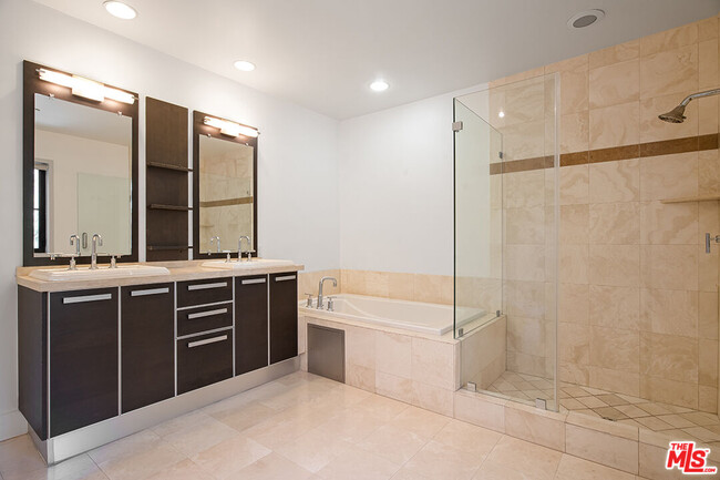 Building Photo - 8788 Shoreham Dr