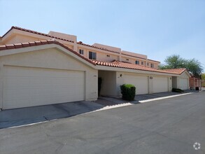 Building Photo - Beautiful townhome in gated community!