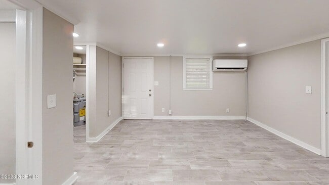 Building Photo - 1255 Central Dr