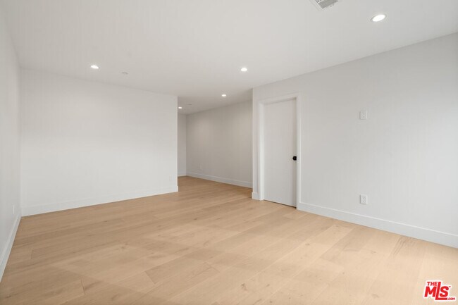 Building Photo - 4824 Saloma Ave