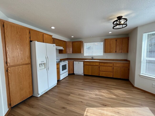 Building Photo - Newly Remodeled 4B/2.5Ba in East Vancouver!