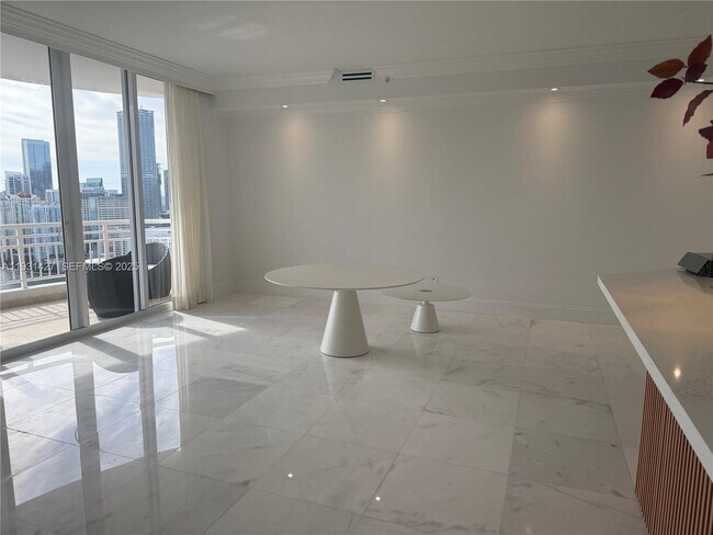 Building Photo - 848 Brickell Key Dr