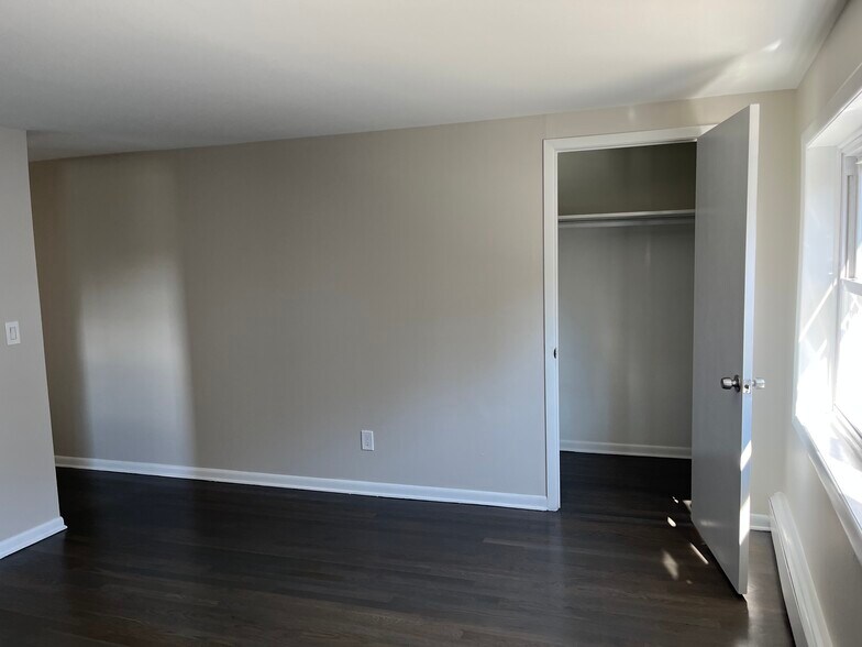 Building Photo - 386 Main St