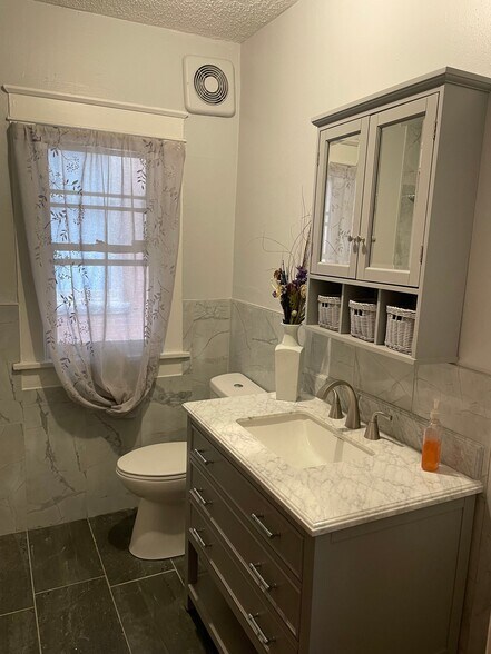 Building Photo - 2801 Clermont St