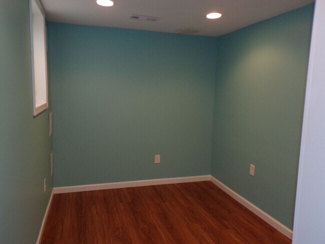 Building Photo - Beautiful Three Bedroom House in N Arlington; Dominion Hills