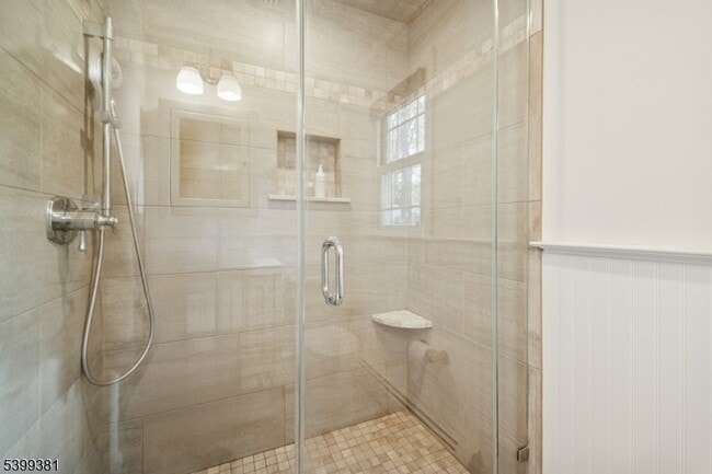 Building Photo - 17 Edison Dr