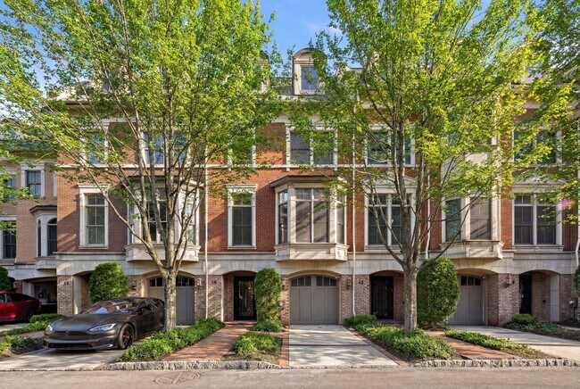 Building Photo - 16 Regency Pl