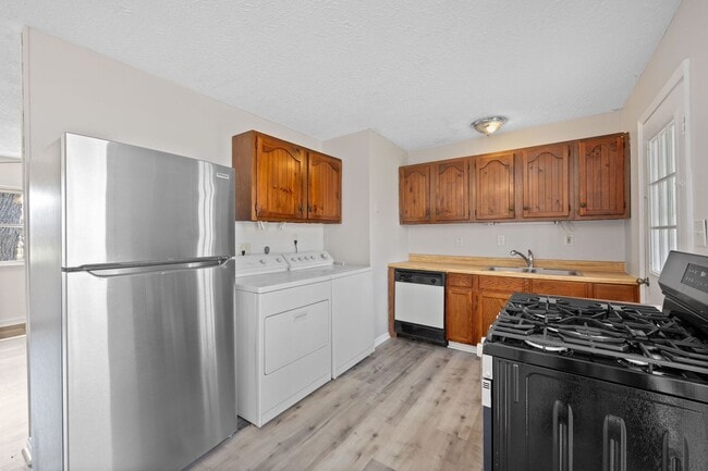 Building Photo - Summerside Ohio- 3 bed, 1 bath, Fenced Yard & Car Port