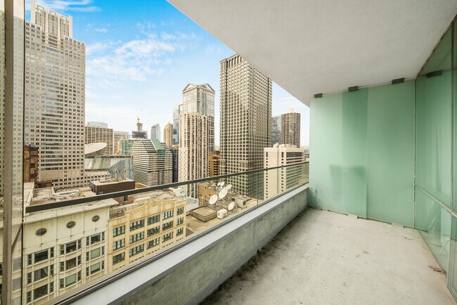 Building Photo - 8 E Randolph St