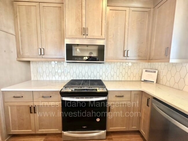 Building Photo - Beautiful 1 year old home available now!