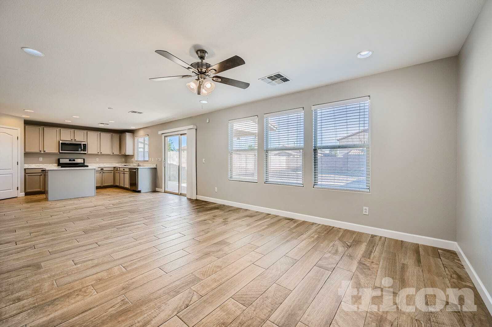 Building Photo - 1098 E Kelsi Ave