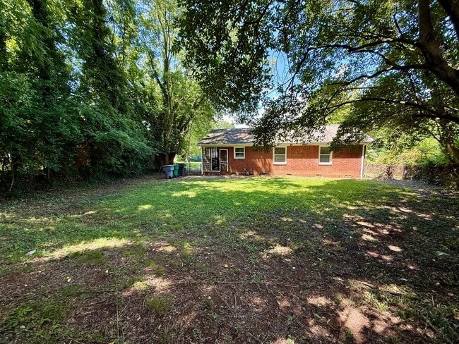 Building Photo - 3715 Fieldcrest Rd