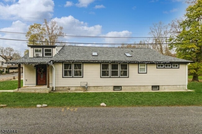 Building Photo - 48 Bellows Ln