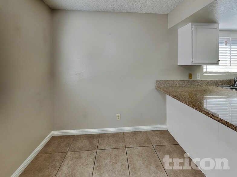 Building Photo - 4634 Grasshopper Dr