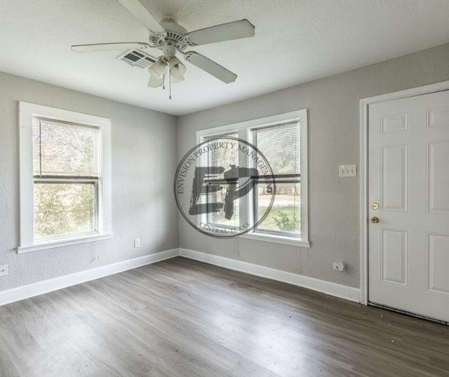 Building Photo - 911 E Craven Ave