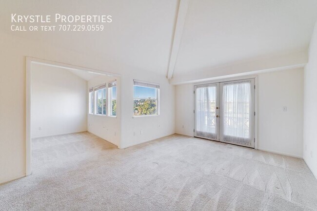 Building Photo - Luxurious Living in Gated Villa Del Mar Co...