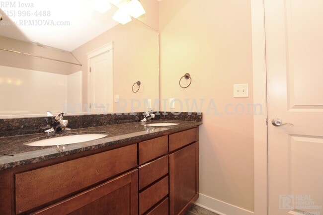 Building Photo - JOHNSTON SCHOOLS!! 3 Bed 2.5 Bath Townhome in Grimes