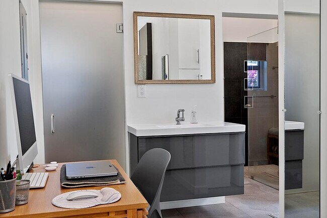 Building Photo - 112 S J St