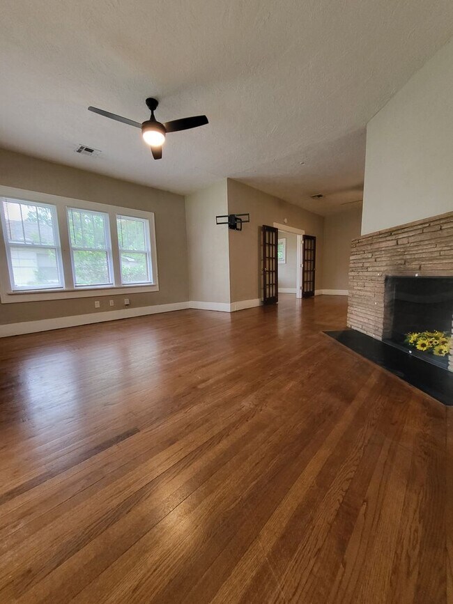 Building Photo - PRELEASING July 2026 - (3-4) Bed/(2) Bath ...