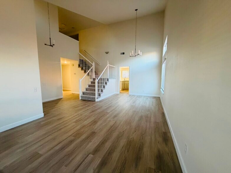 Building Photo - 4721 Mapleplain Ave