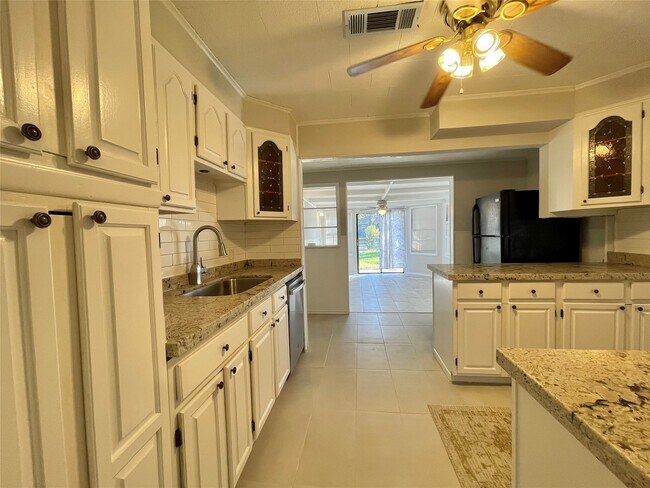 Building Photo - 1112 Southampton Dr