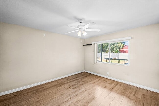 Building Photo - 542 N Waverly St