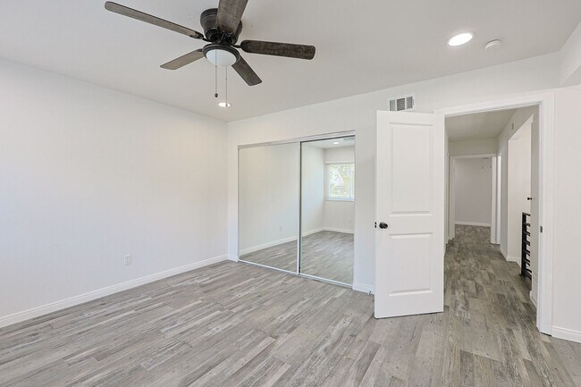 Building Photo - Spacious 5-Bedroom, 3-Bath Home – Convenie...