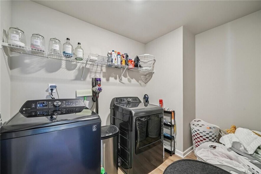 Building Photo - 120 Cabin Way