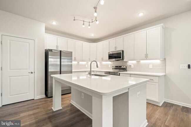 Building Photo - 148 Huntwell W Ave