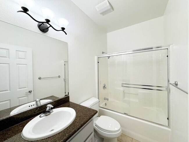 Building Photo - Stunning 2 Bed / 2.5 Bath Condo with 2-Car Garage in North Park