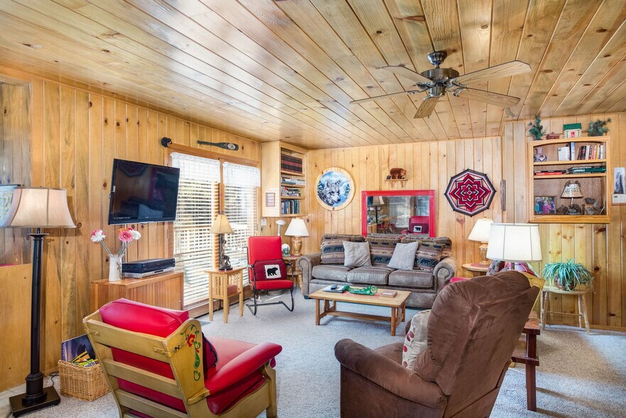 Primary Photo - 8041 Woodpecker Way