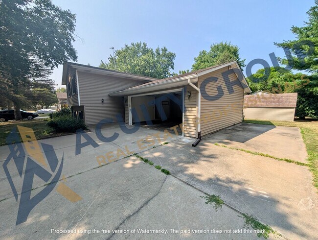 Building Photo - Elm Creek Park adjacent Large 2+BR House For Rent