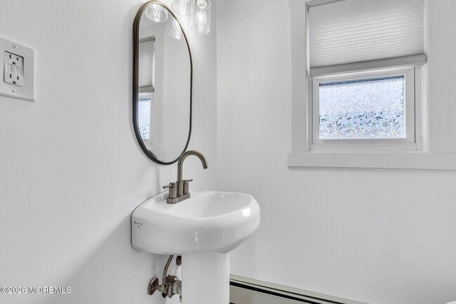 Building Photo - 1227 Bay Ave