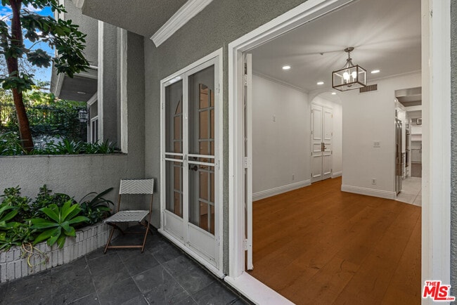 Building Photo - 342 N Palm Dr