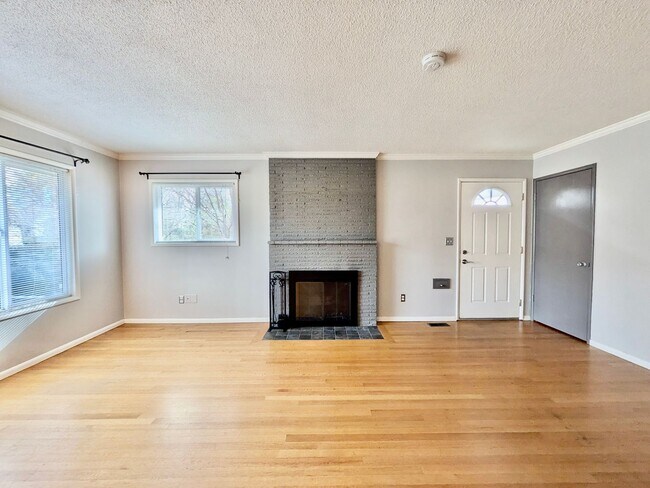 Building Photo - Spacious 2 Bedroom 1 Bathroom Unit Located in a Great Area Just a Few Blocks From The Hawthorne D...