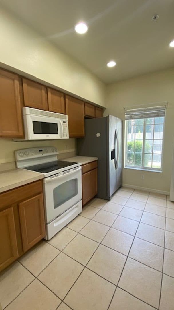 Building Photo - Beautiful 3 Bedroom 2.5 Bath Townhome in Lakeside Village!!