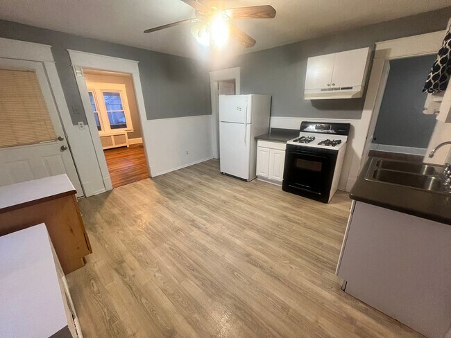 Building Photo - 30 Beverly St