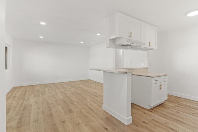Building Photo - 927 Daisy Ave