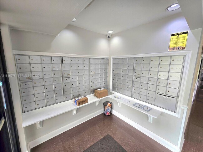 Building Photo - 2500 NE 135th St